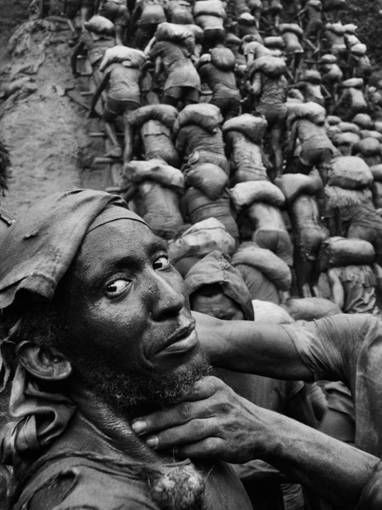 Sebastiao-Salgado-–-Serra-Pelada-Gold-Mine-Brazil-1986 feat