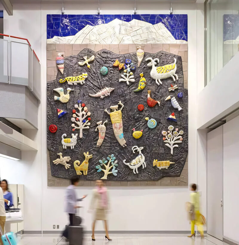 Fumiko Hori – Utopia, 2014, 4,5 x 5,5 meter, ceramic relief, installation view, International Lobby on 1st Floor of Terminal Building, Fukushima Airport, Japan